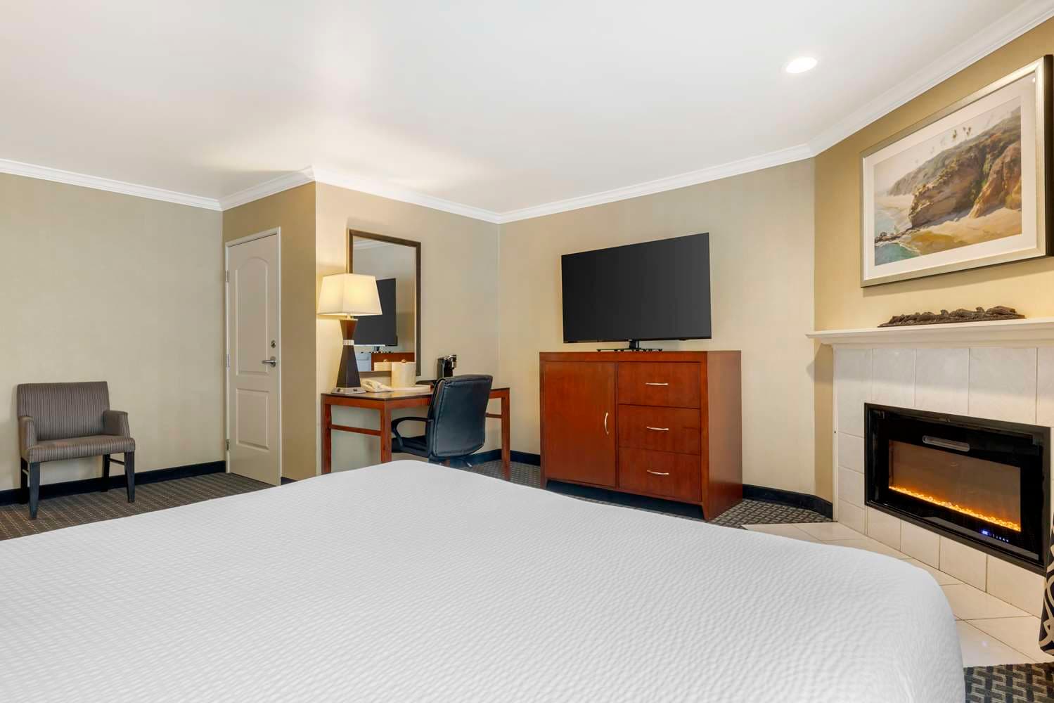 Best Western Plus Marina Shores Hotel