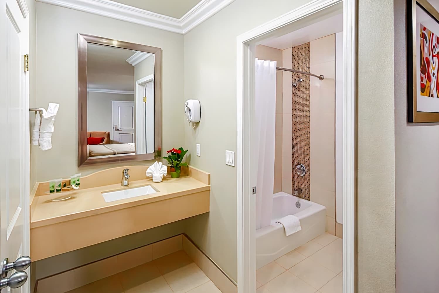 Eden Roc Inn & Suites