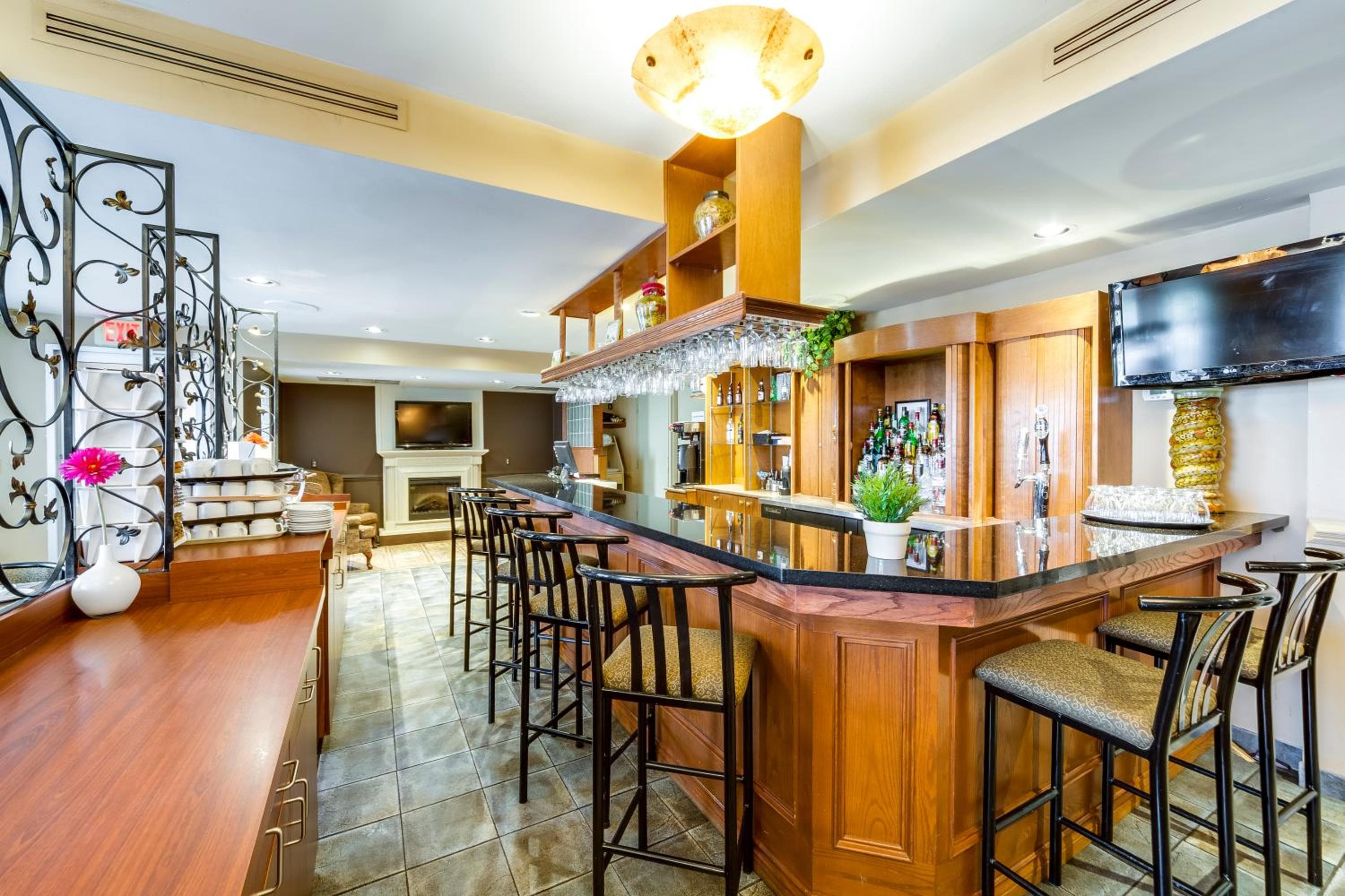 Monte Carlo Inn Oakville Suites