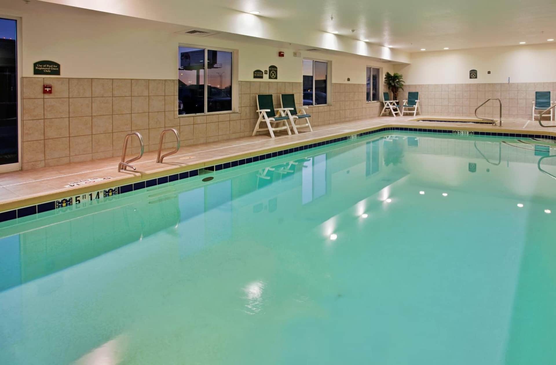 Holiday Inn Express & Suites Wichita Airport