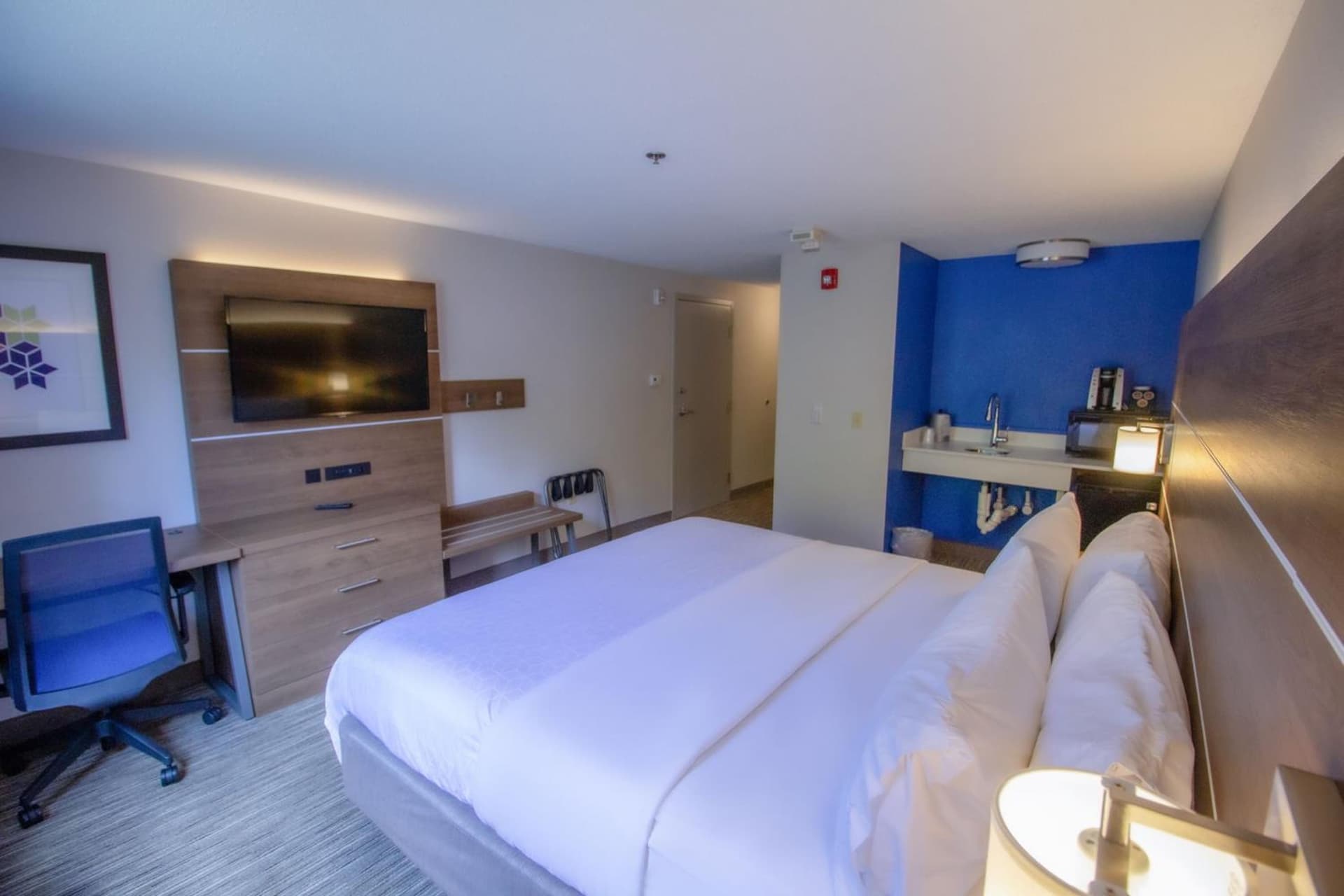 Holiday Inn Express & Suites - Lincoln East - White Mountains, an IHG Hotel