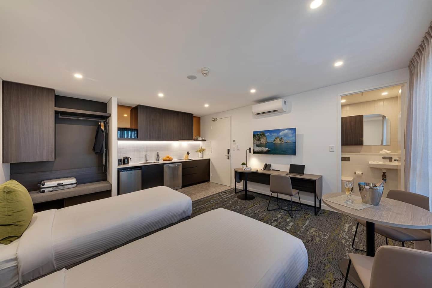 Littomore Hotel & Suites Kingswood