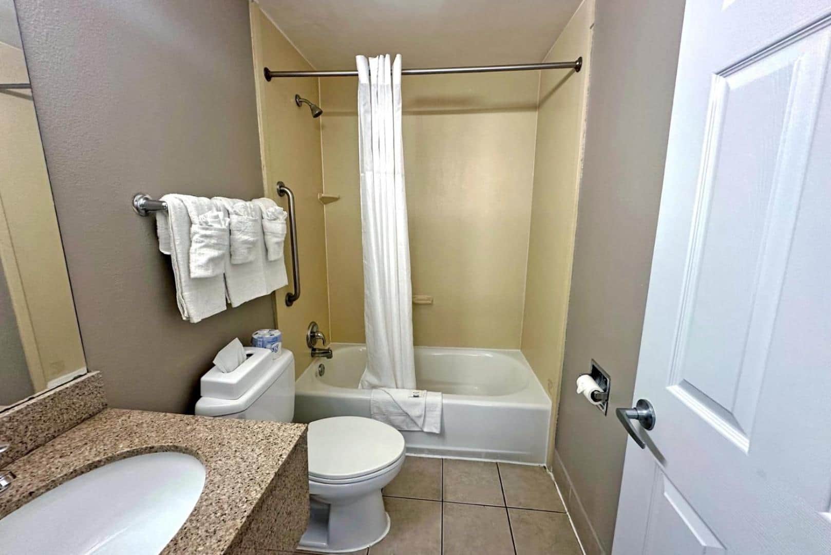 Red Carpet Inn - Stamford