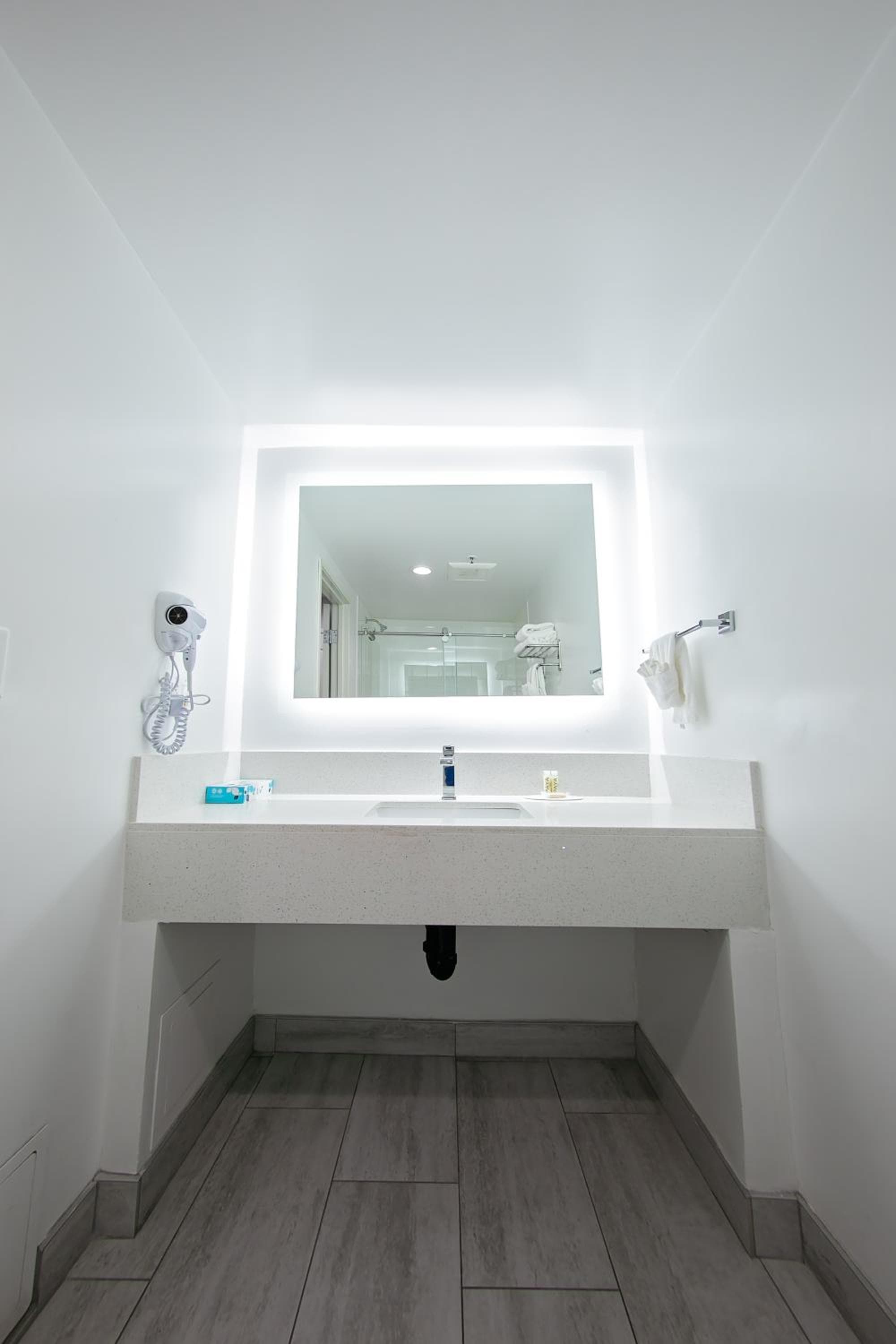 Travelodge Inn & Suites by Wyndham West Covina