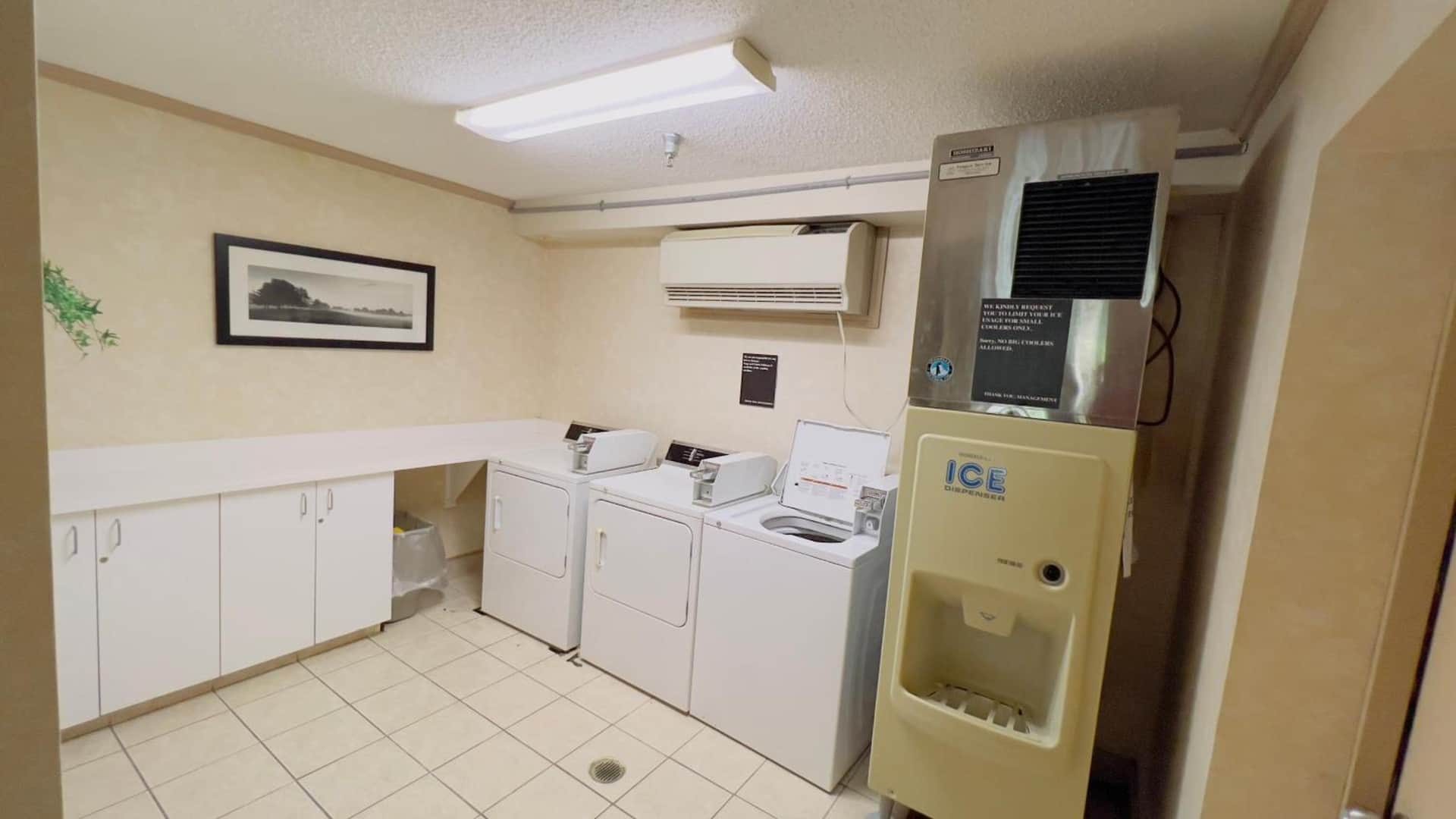 Super 8 by Wyndham Maumee Perrysburg Toledo Area