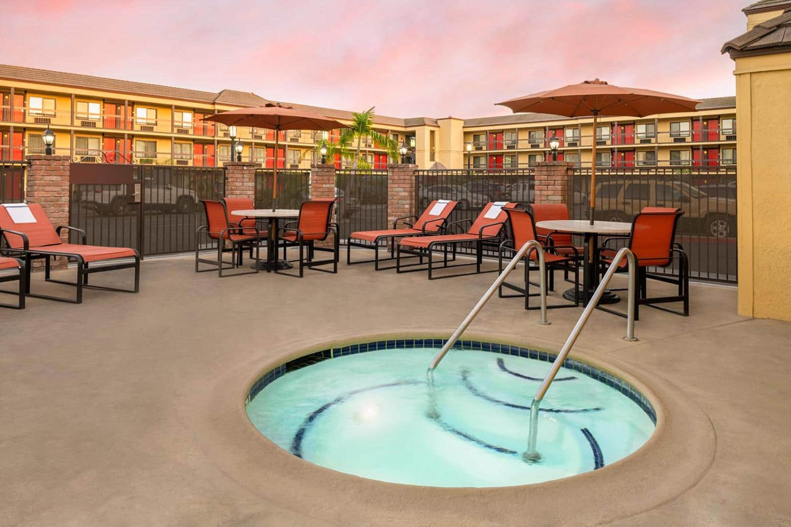 Best Western PLUS RAFFLES INN & SUITES