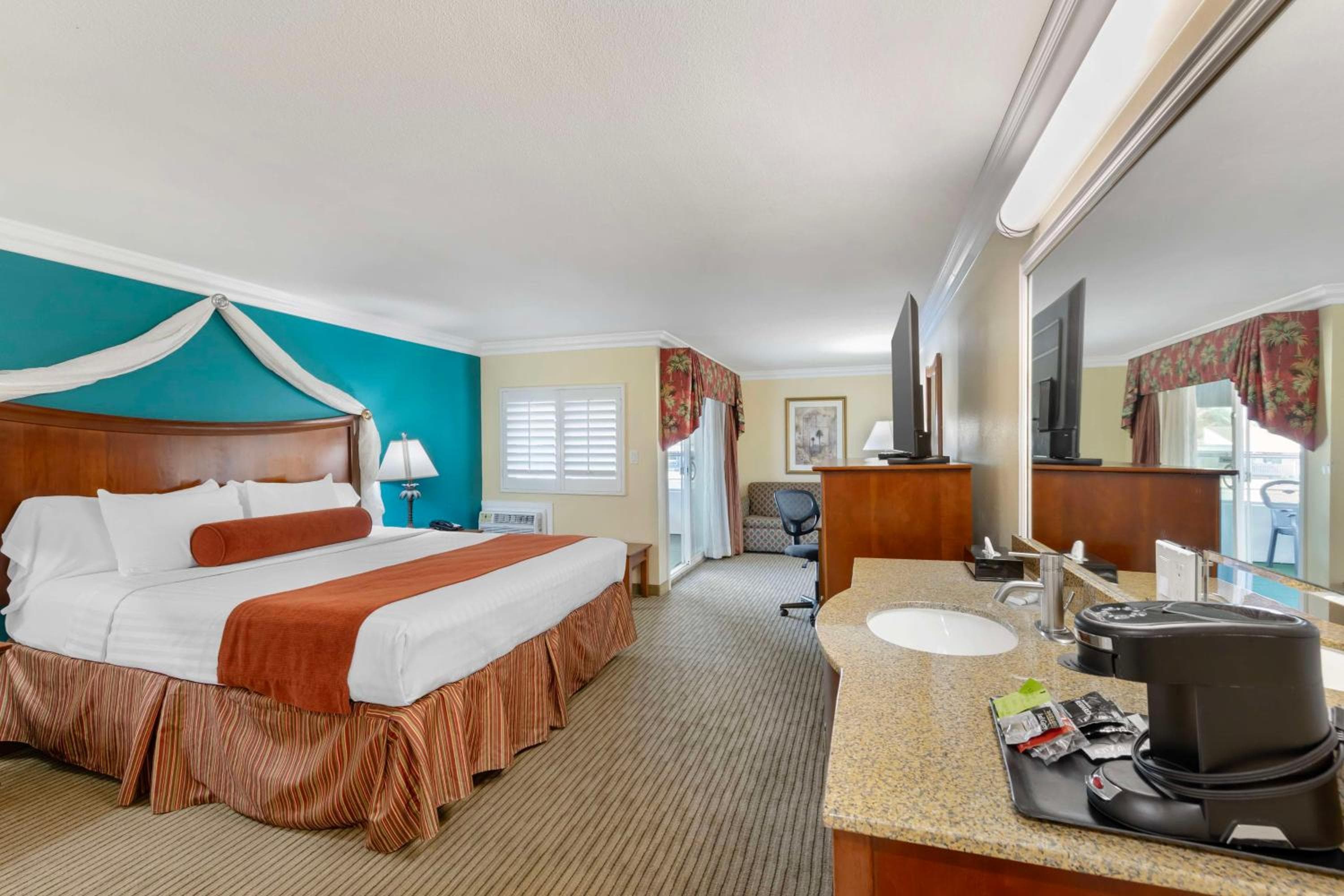 Best Western Harbour Inn & Suites Huntington - Sunset Beach