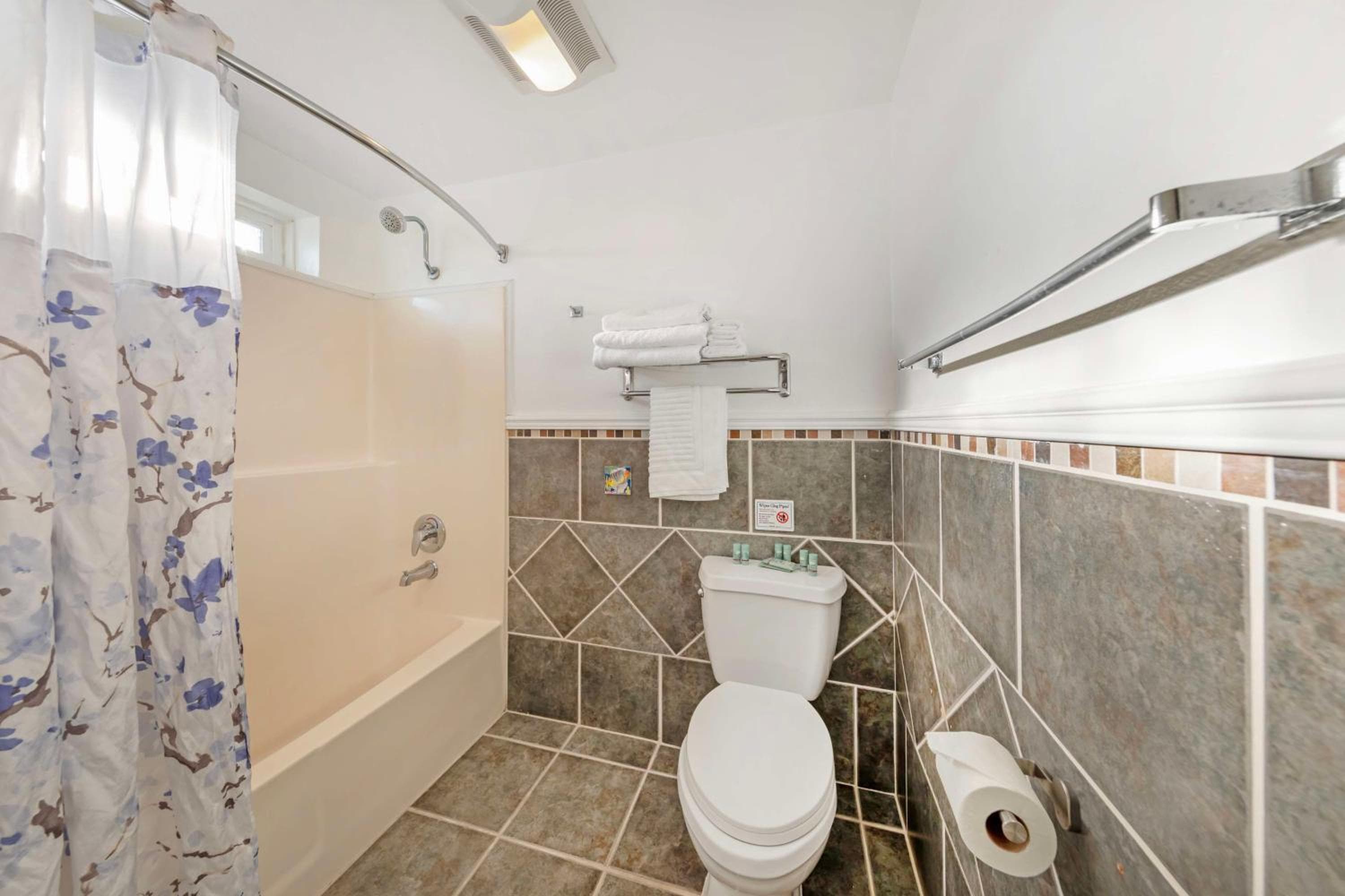 Best Western Harbour Inn & Suites Huntington - Sunset Beach