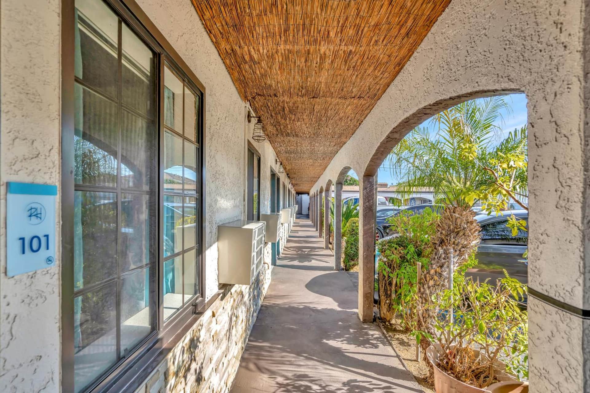Royal Hawaiian Inn - Mid City