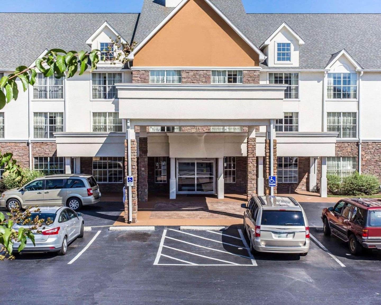 Comfort Inn & Suites – Ballpark Area