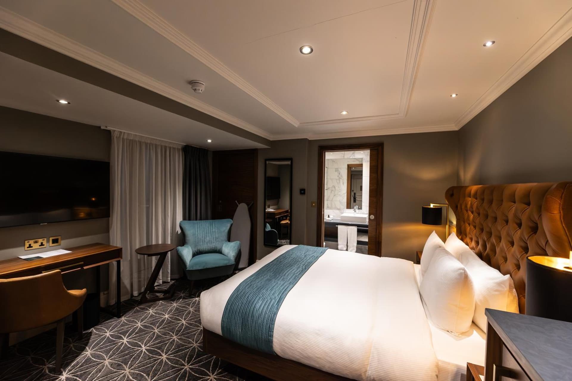 100 Queen's Gate Hotel London Kensington, Curio Collection by Hilton