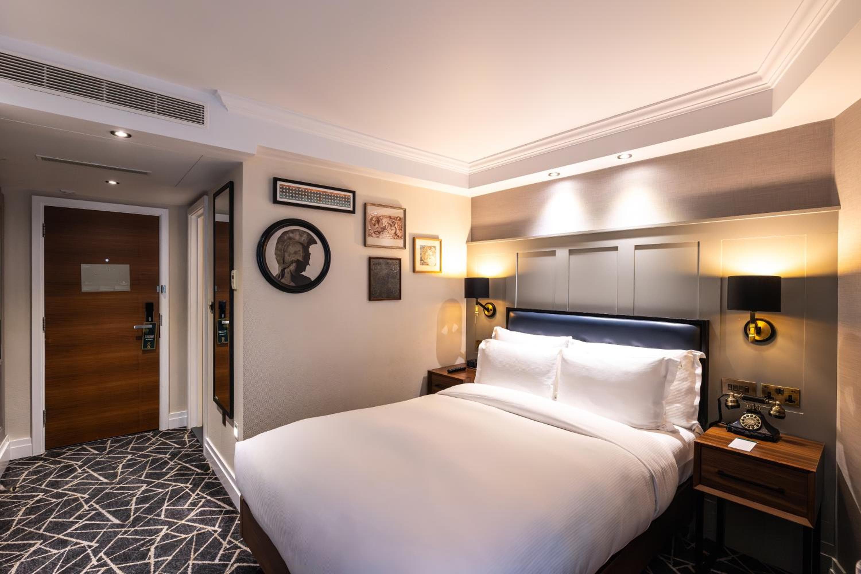 100 Queen's Gate Hotel London Kensington, Curio Collection by Hilton
