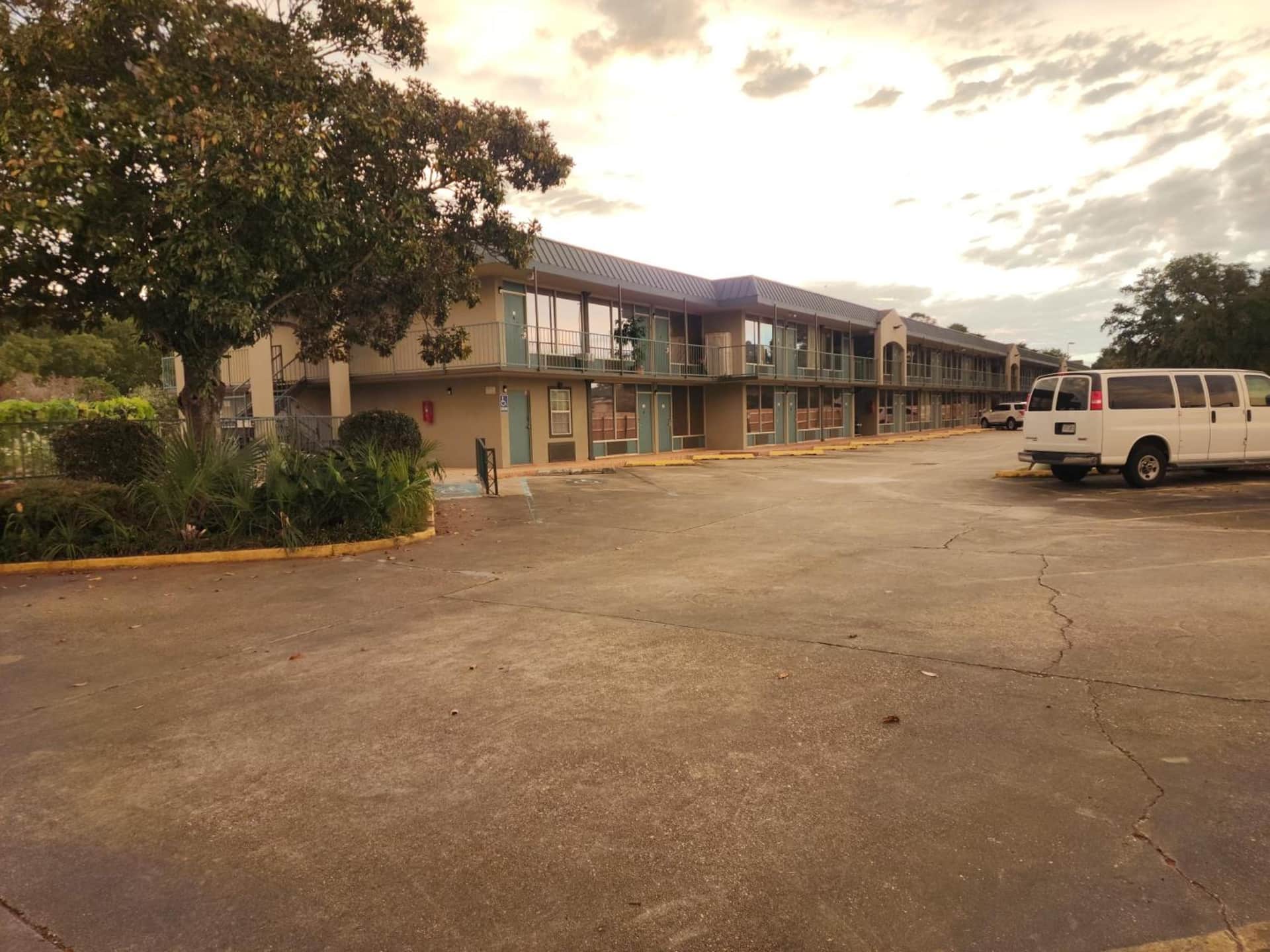 Discovery Inn & Suites