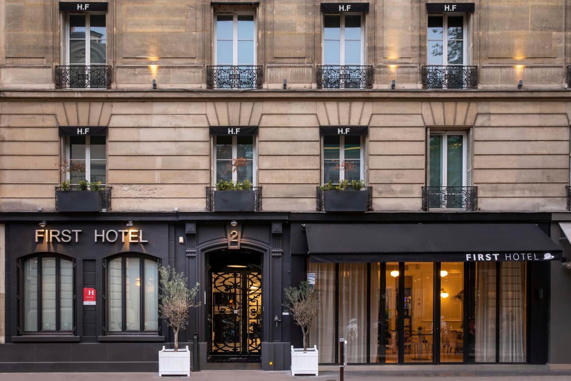 First Hôtel Paris Tour Eiffel
