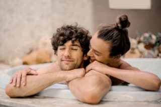 Chambre d'hôtel en journée avec jacuzzi privatif